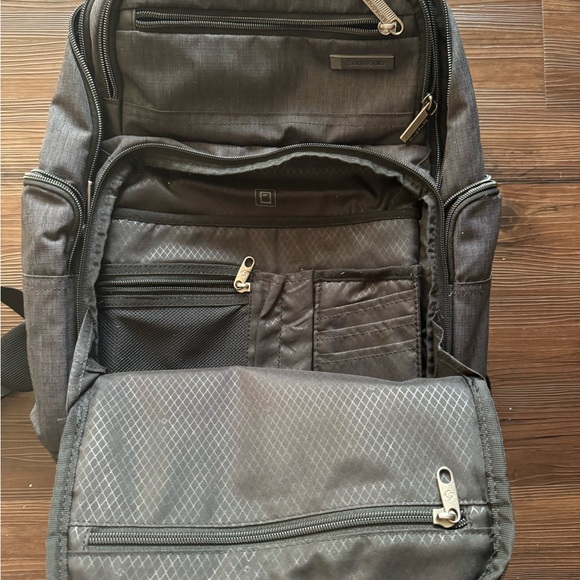 Samsonite Laptop Backpack. Excellent, very gently used condition. Price is firm$ - Picture 2 of 6